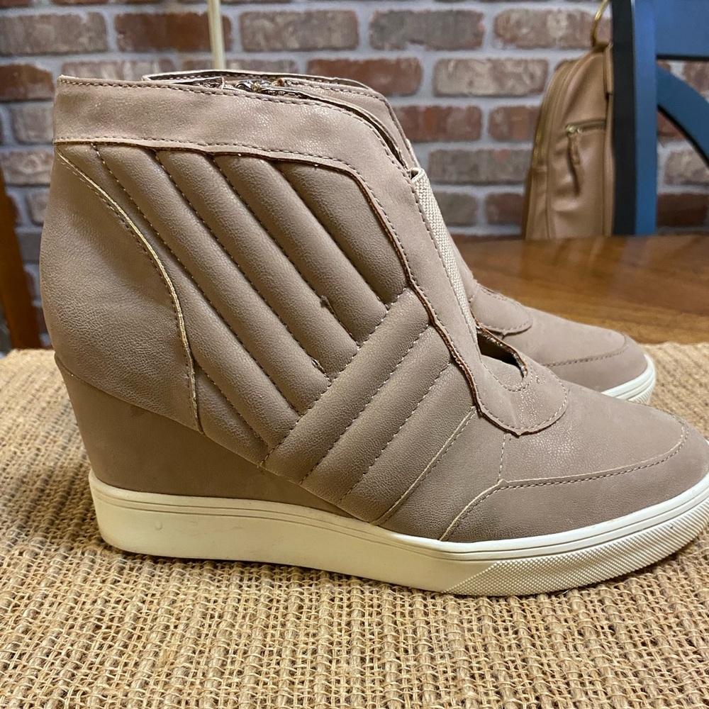 Mia Wedge Sneakers Taupe size 7.5 Women’s